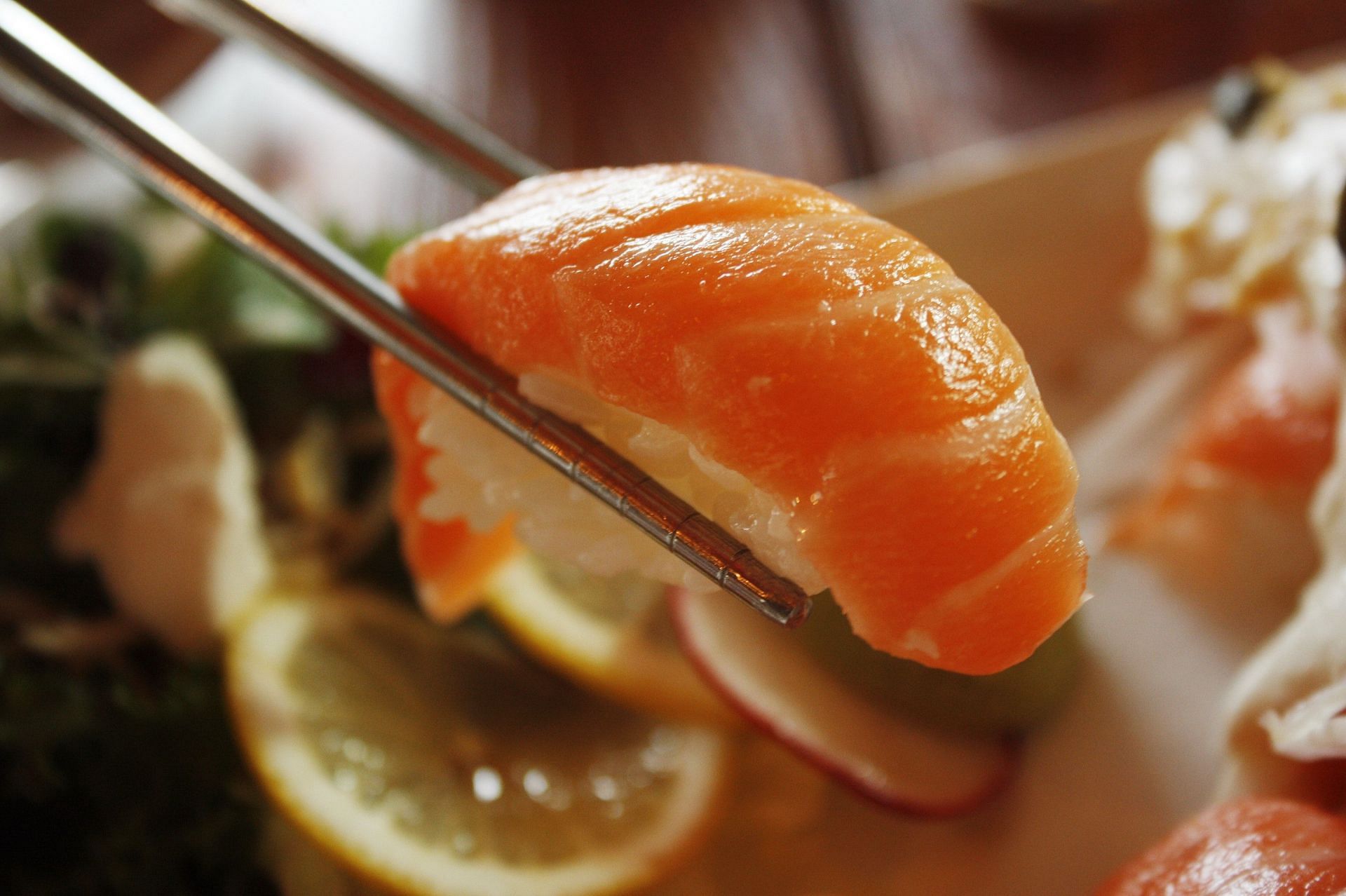 Eating fatty fish rich in omega-3 can help boost cognitive health (Image via Pexels/Pixabay)